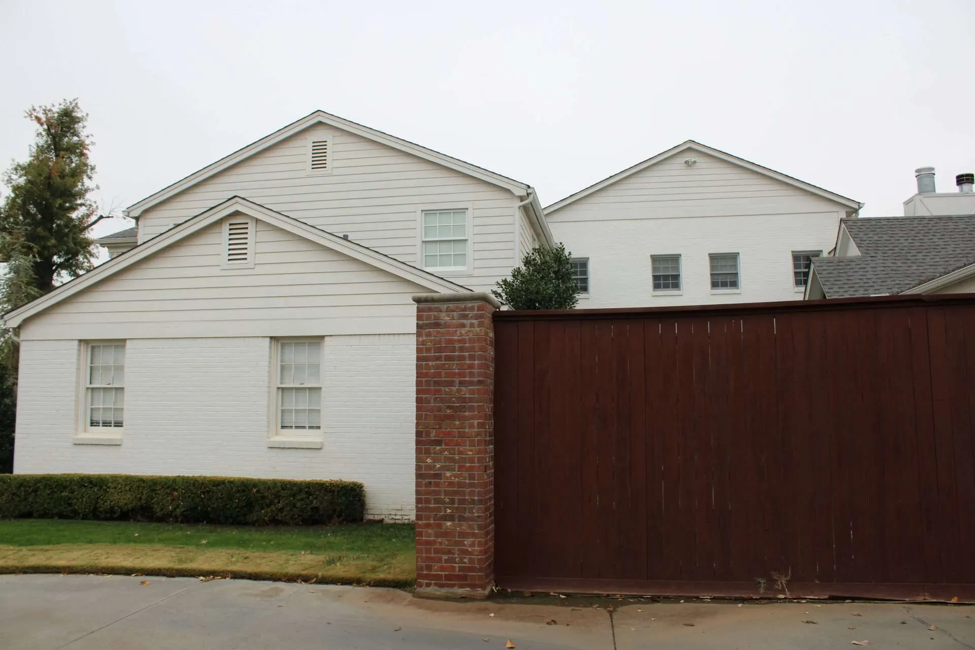 IMG_0888 a tall fence with mahogany fence stain from Sherwin Williams