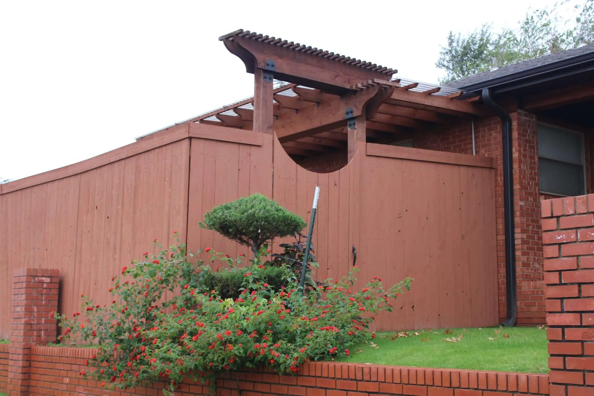 IMG_0977 a fence and pergola with a nice solid stain job.