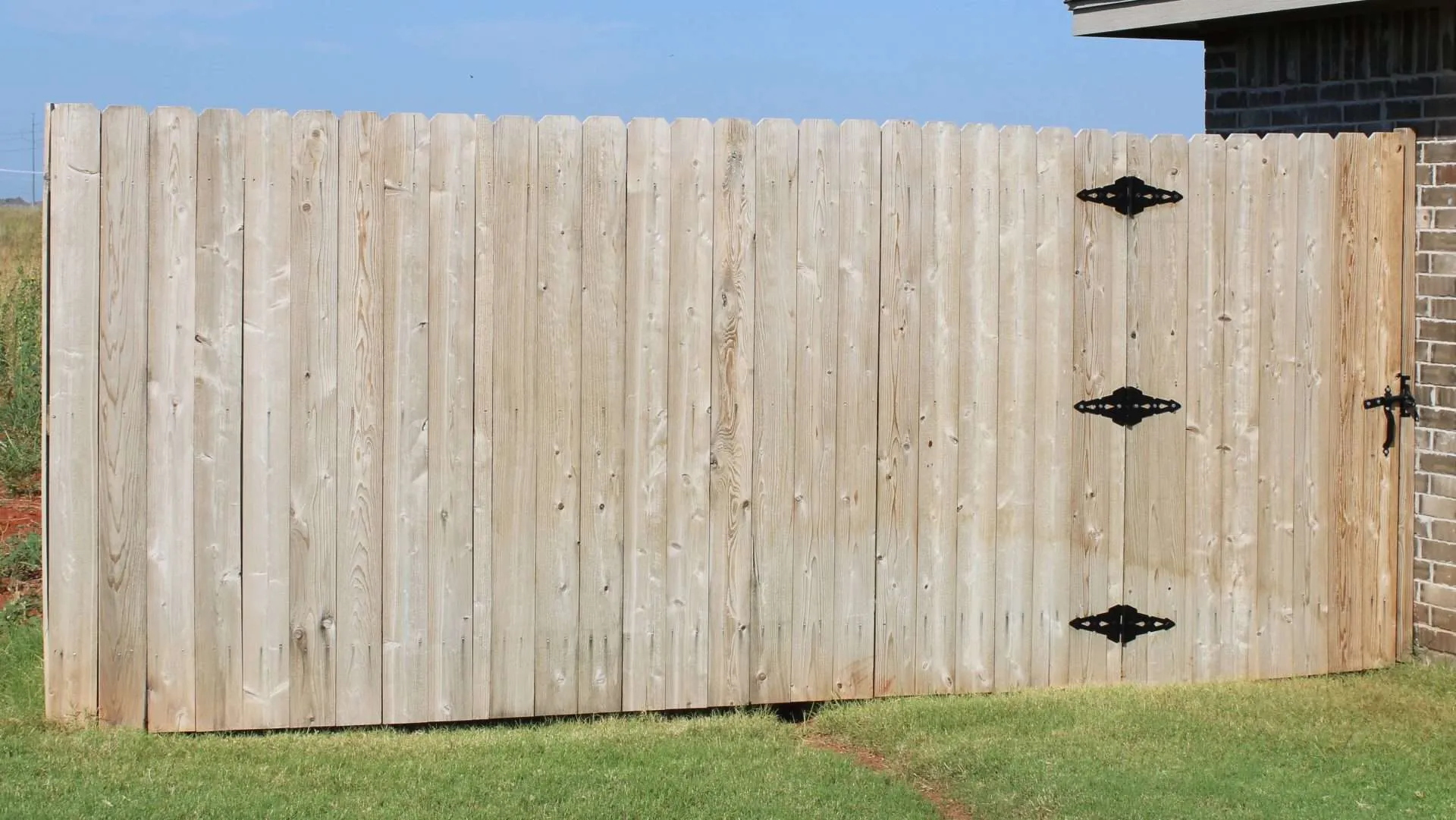 before oxford brown a fence that has not been stained
